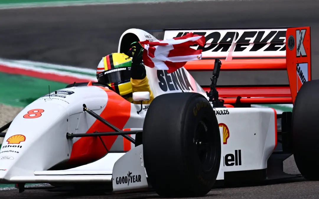 Vettel explica gesto com bandeira austríaca em Ímola: ‘Era o que Senna queria fazer’