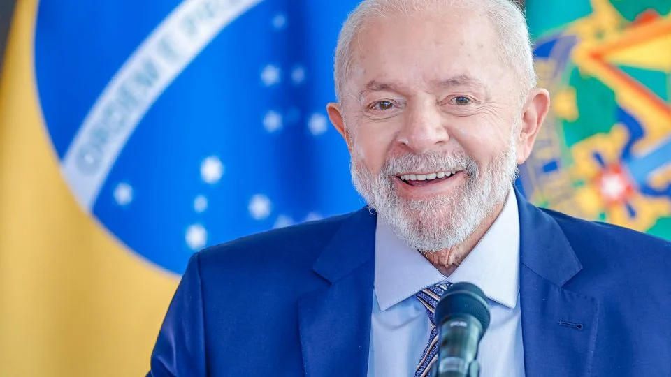 Lula cresce em disputa contra Bolsonaro e vence todos os adversários em 2026, diz pesquisa