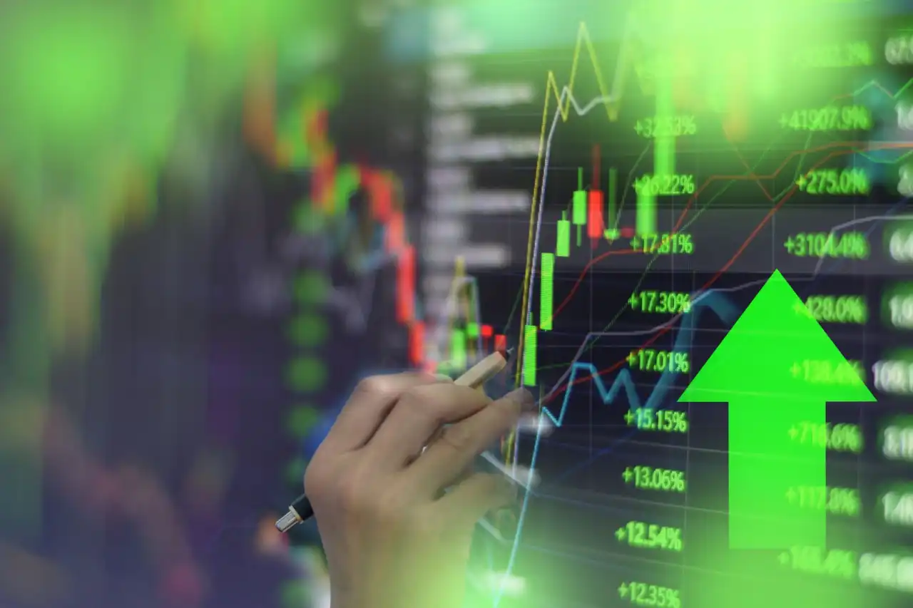 Ibovespa fecha em alta histórica a 135,9 mil pontos. Dólar tem queda