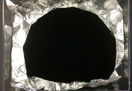 Criado novo material ultrapreto que absorve quase 99% da luz
