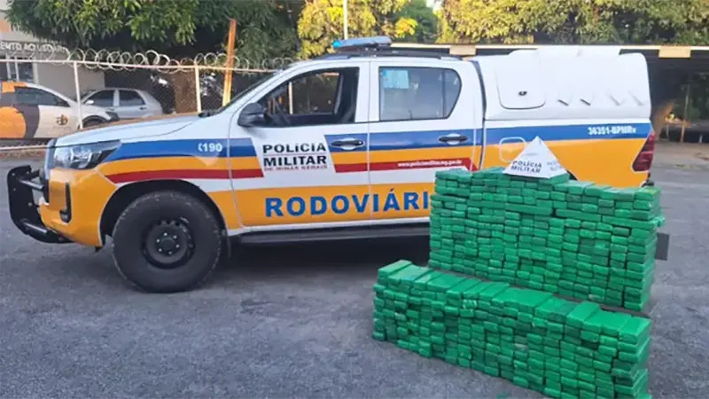 Formiga – Veículo clonado é encontrado com 396 barras de maconha