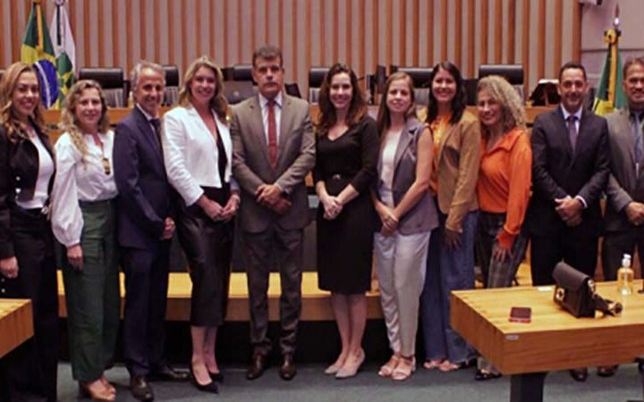 Delegada Karen Langkammer recebe Título de Cidadã Benemérita de Brasília