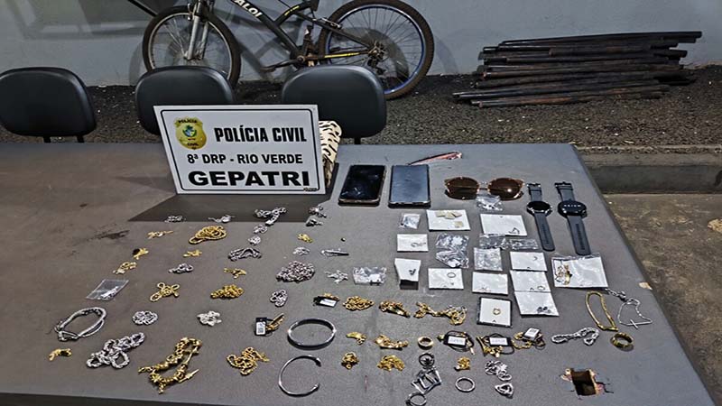 PCGO prende casal após furtar mais de R$ 7 mil em joias em shopping de Rio Verde