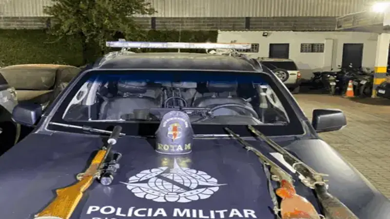 PMDF apreende três espingardas, incluindo armamento com luneta e silenciador, em terreno baldio na Cidade Estrutural