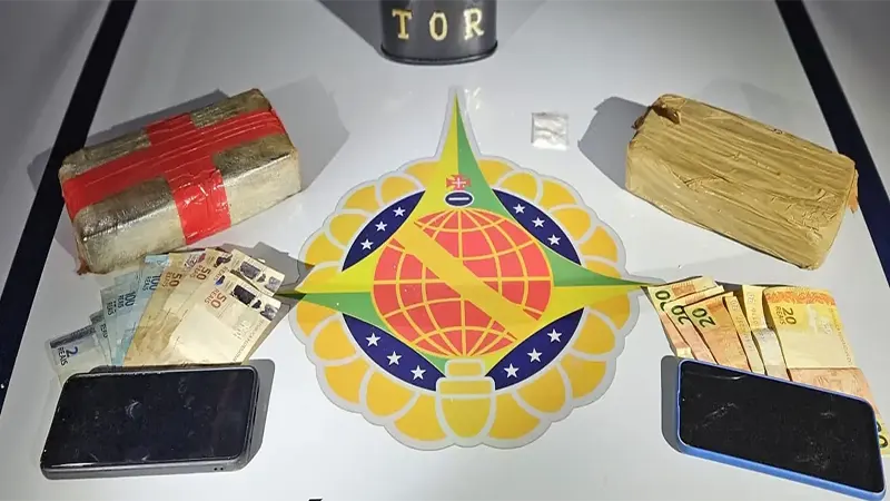 Homem é detido em ponto de bloqueio com tabletes de cocaína e crack