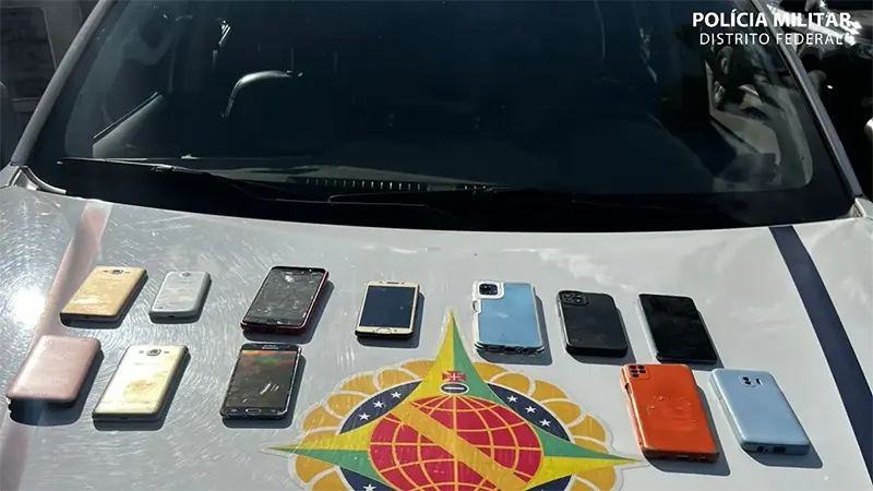 PMDF localiza veículo roubado e prende suspeito com diversos celulares em residência
