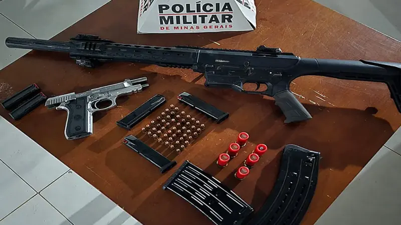 PMMG Periquito – Homem, com suspeita de embriaguez, é preso ostentando arma em via pública
