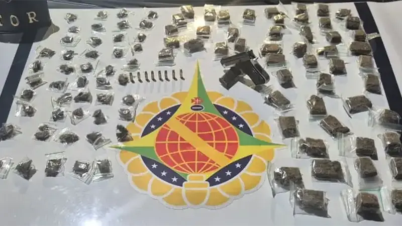 PMDF apreende arma de fogo e 99 papelotes de maconha durante patrulhamento em Santa Maria