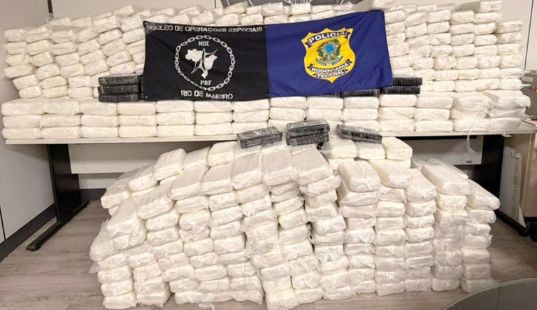PRF apreende mais de 800 quilos de cocaína na Baixada Fluminense