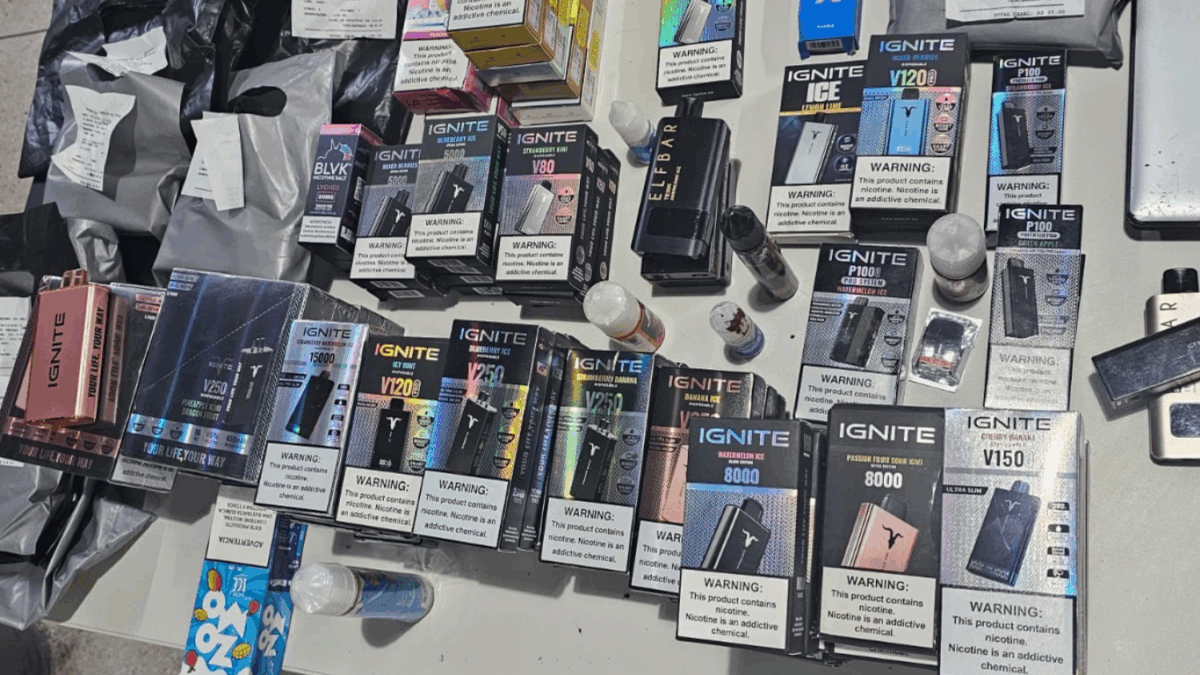 PCGO apreende cigarros eletrônicos avaliados em aproximadamente R$10 mil em tabacaria de Goiânia