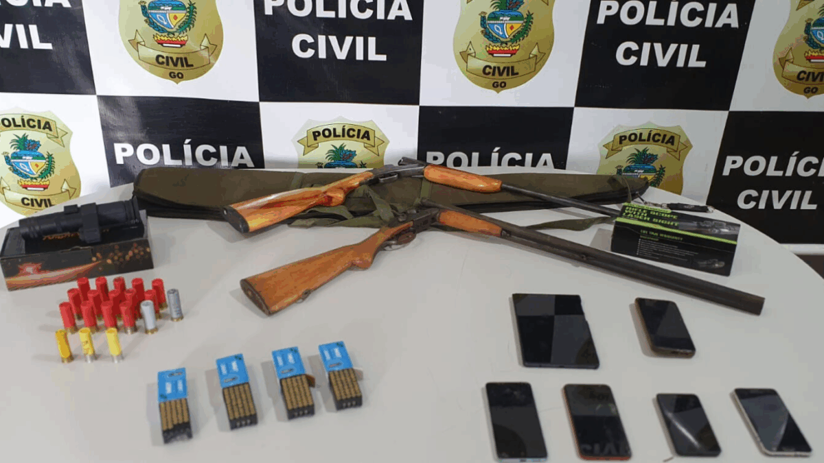 PCGO cumpre mandado e apreende armas de fogo, munições e aparelhos eletrônicos em Niquelândia