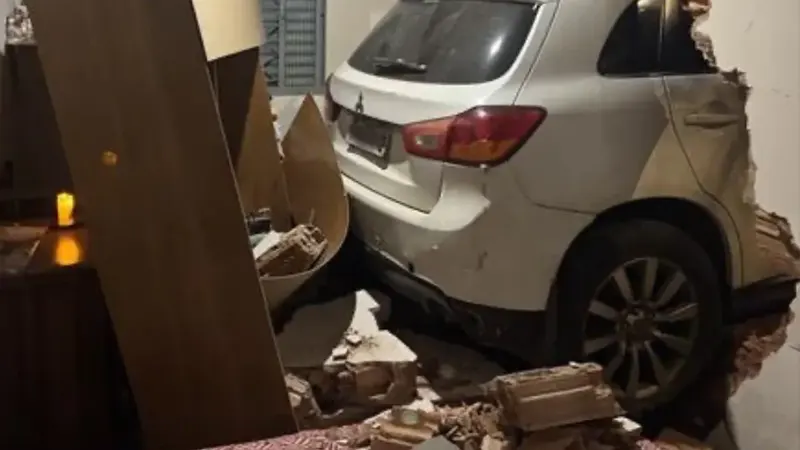 PMDF atua em ocorrência de trânsito onde condutora sob efeito de álcool colidiu contra residência