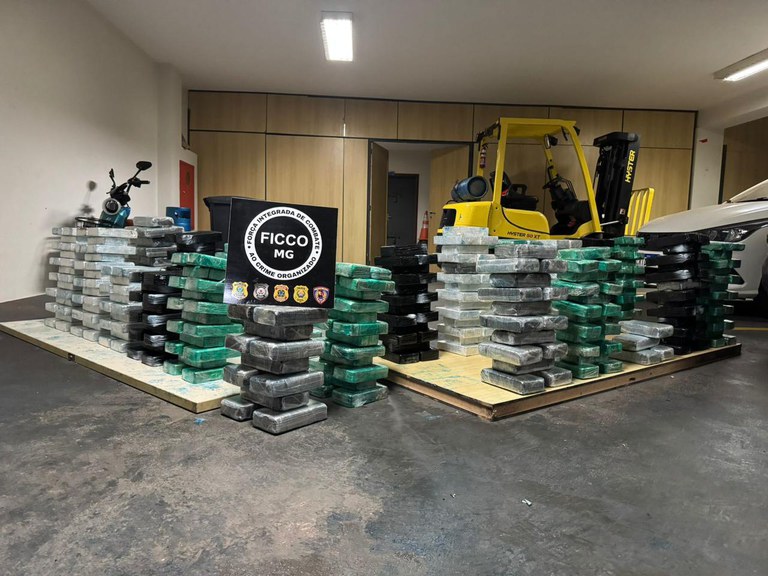 FICCO/MG e FICCO/MS apreendem caminhão que carregava minério de ferro com cerca de 420 kg de cocaína