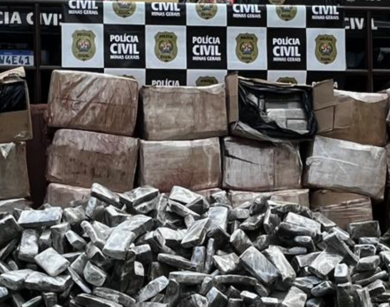 PCMG apreende mais de duas toneladas de maconha e prende dupla