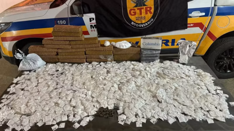 Passageiro de ônibus é preso com 5 mil papelotes de cocaína em Patos de Minas