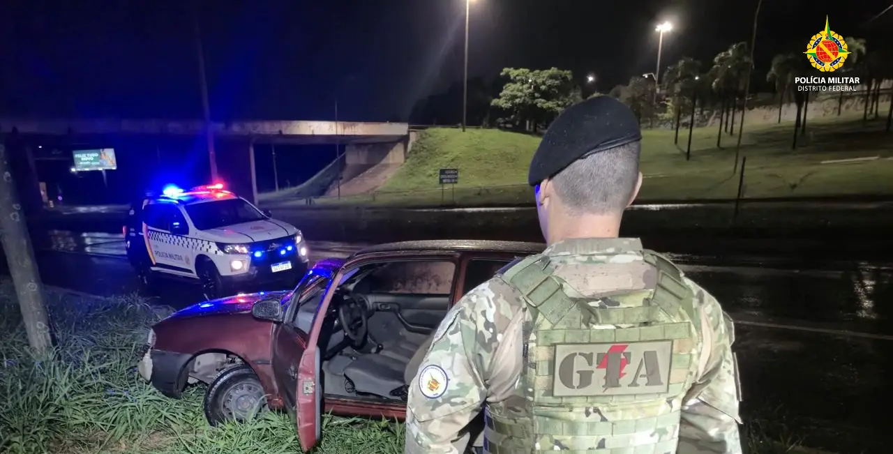 Equipe ambiental da PMDF detém dupla com carro roubado