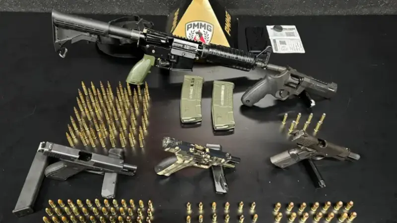 Belo Horizonte – Cinco armas de fogo, incluindo um fuzil, foram apreendidas em operação policial