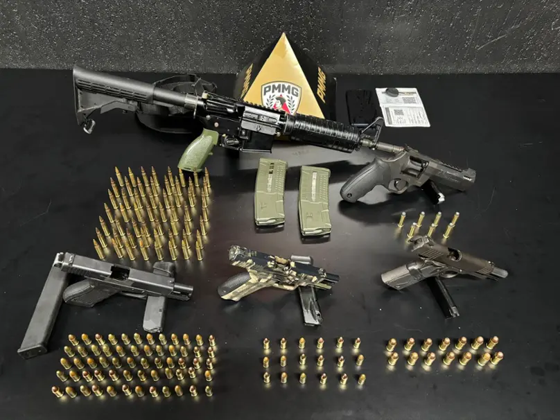 Belo Horizonte – Cinco armas de fogo, incluindo um fuzil, foram apreendidas em operação policial