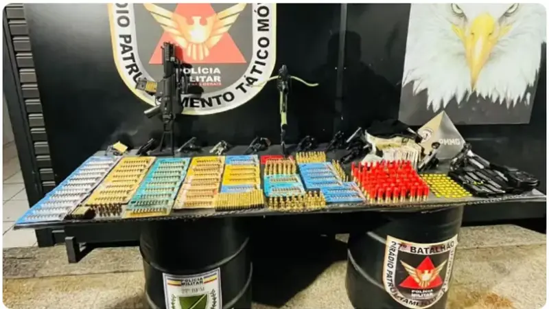 Juiz de Fora PMMG – Arsenal, centenas de munições e drogas foram apreendidas em operação policial