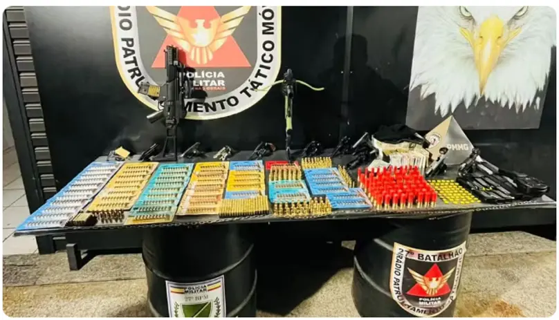 Juiz de Fora PMMG – Arsenal, centenas de munições e drogas foram apreendidas em operação policial