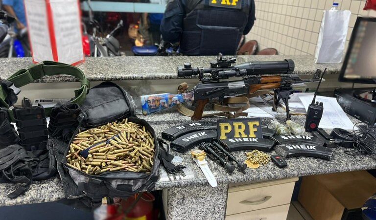 PRF prende homem com mandados de prisão em carro roubado e apreende aparato bélico na Via Dutra