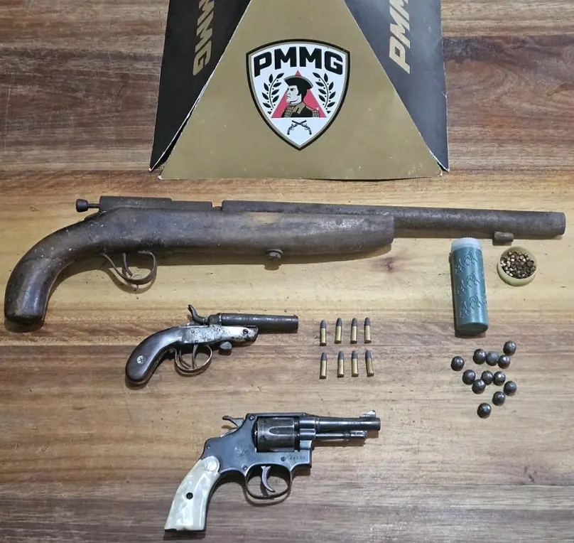 PMMG Cantagalo – Homens são presos com veículo adulterado e armas de fogo