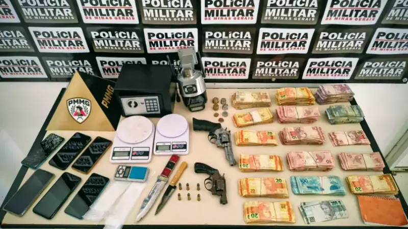 PMMG São Romão – Mandado de Busca e Apreensão apreende armas e drogas