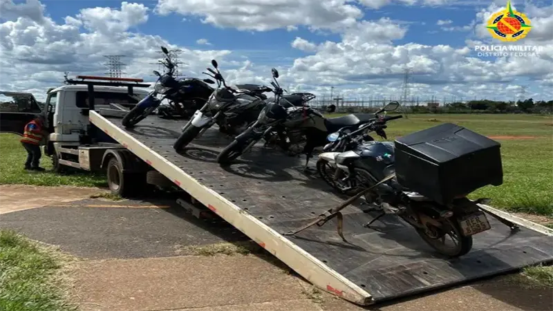 Polícia Militar remove motocicletas em operação contra circulação irregular no metrô de Samambaia