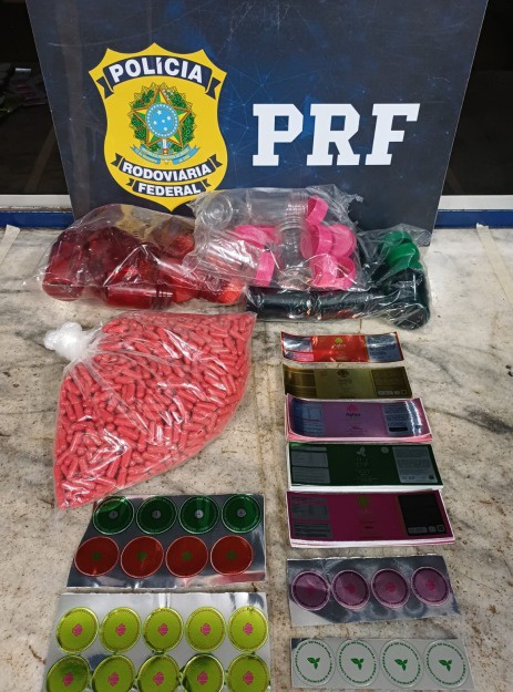 PRF apreende 1.200 cápsulas de medicamentos para emagrecimento e prende mulher na BR-365, em Uberlândia (MG)