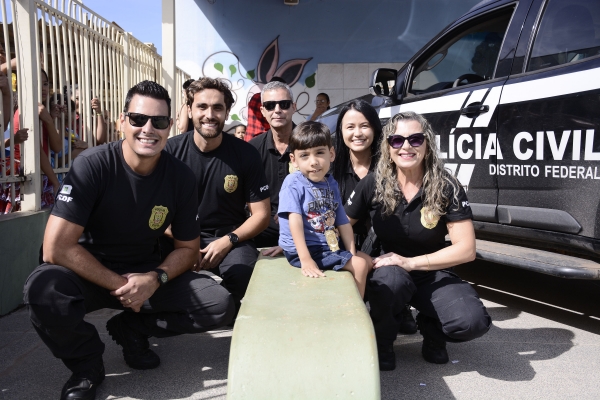 PCDF faz surpresa para criança e celebra aniversário em escola de Ceilândia