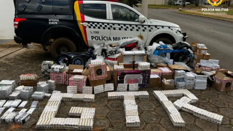 PMDF APREENDE CARGA AVALIADA EM MAIS DE R$ 5 MILHÕES COM CELULARES, MEDICAMENTOS E MOTOCICLETAS ELÉTRICAS EM ÔNIBUS DE TURISMO NA DIVISA DO DF COM GOIÁS