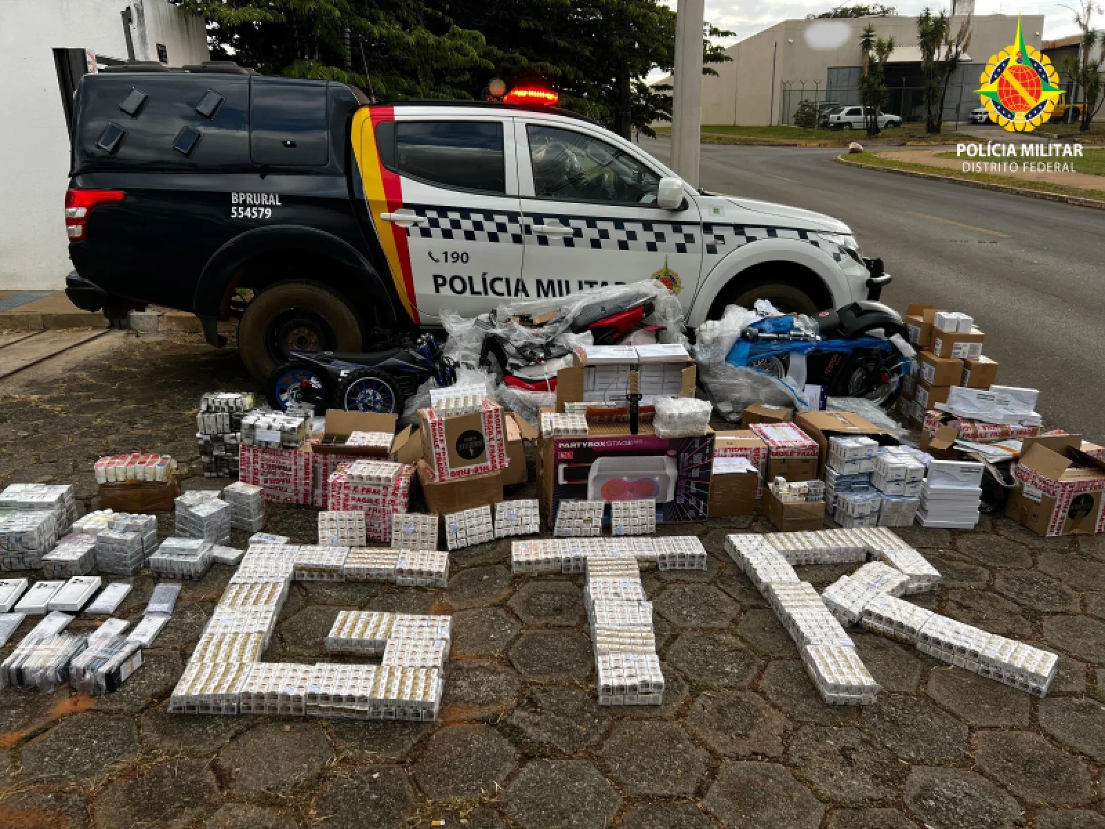 PMDF APREENDE CARGA AVALIADA EM MAIS DE R$ 5 MILHÕES COM CELULARES, MEDICAMENTOS E MOTOCICLETAS ELÉTRICAS EM ÔNIBUS DE TURISMO NA DIVISA DO DF COM GOIÁS