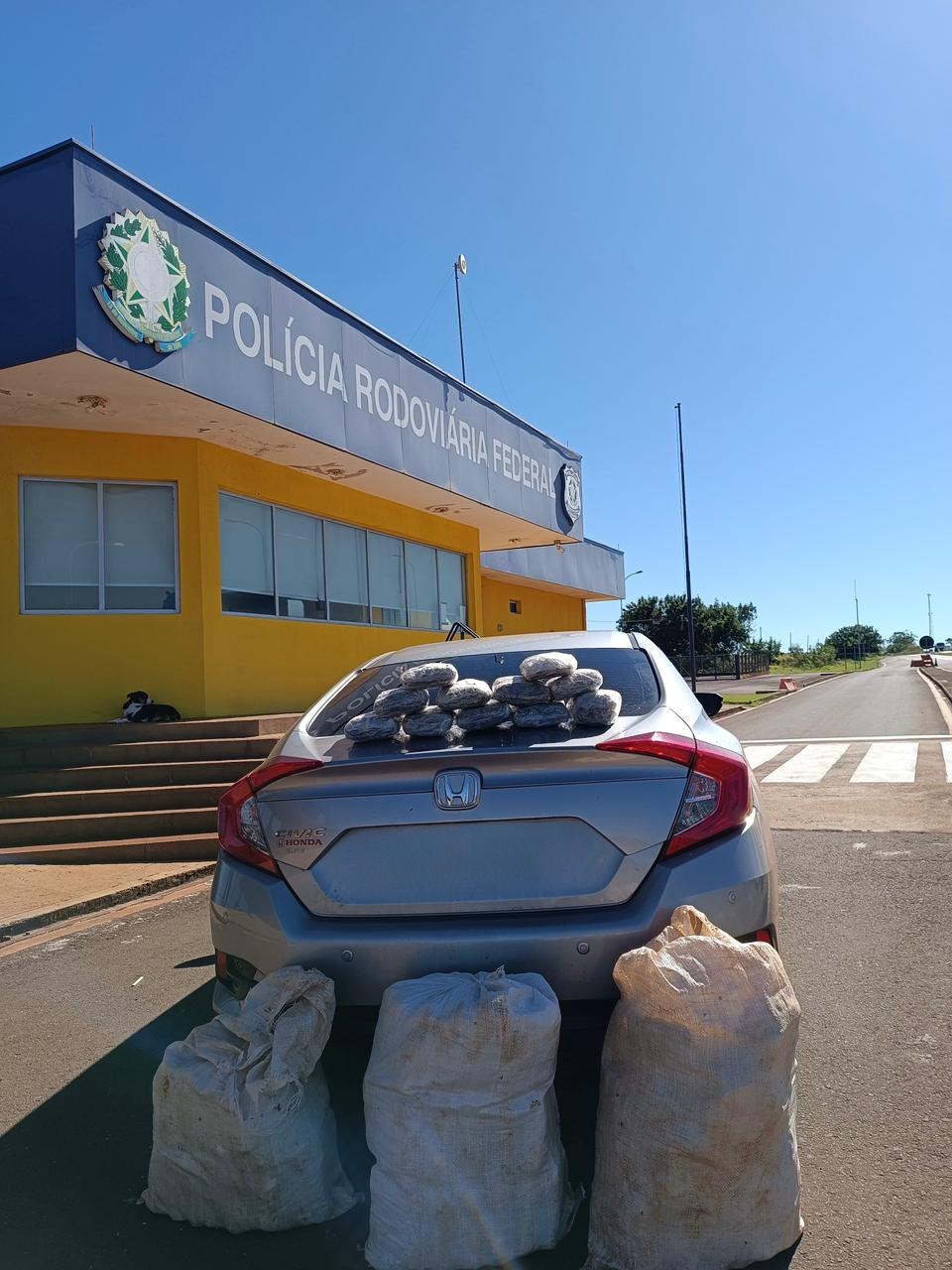 PRF apreende 50 Kg de skunk e recupera veículo em Caarapó (MS)