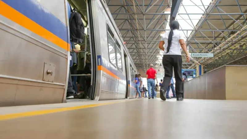 PM prende homem em situação de rua por assediar mulher na saída do metrô