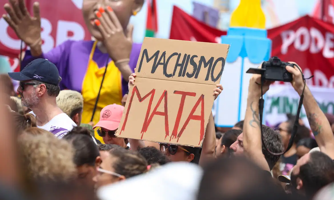 Sobrecarga doméstica intensifica risco de violência contra mulheres