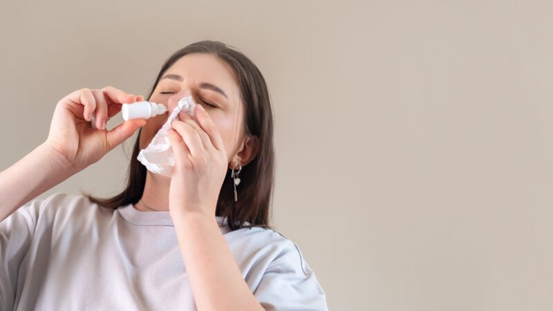Soro fisiológico diário alivia ressecamento nasal no clima seco