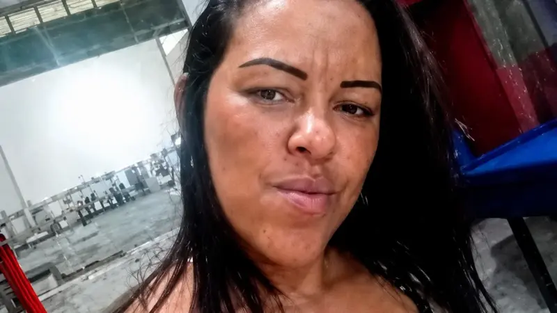 “Amiga” que segurou mulher para que o ex a esfaqueasse está foragida