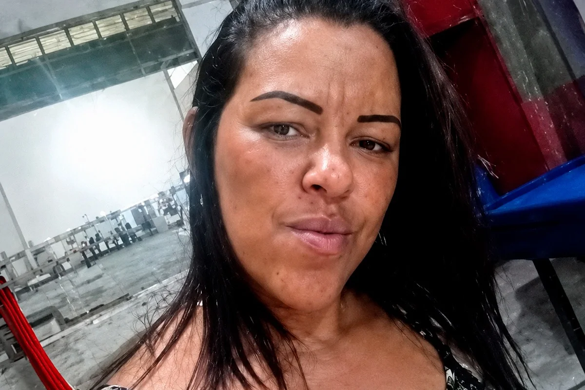 “Amiga” que segurou mulher para que o ex a esfaqueasse está foragida