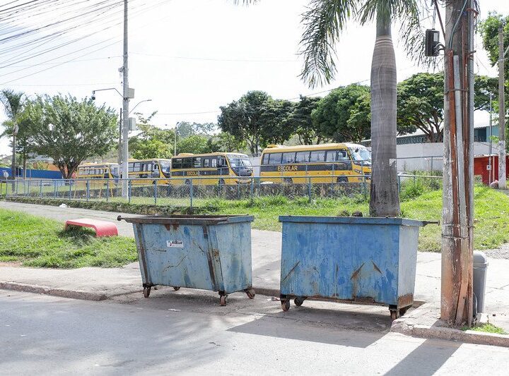 Caçamba na rua: veja as regras para instalar contêineres e caçambas de entulho no DF