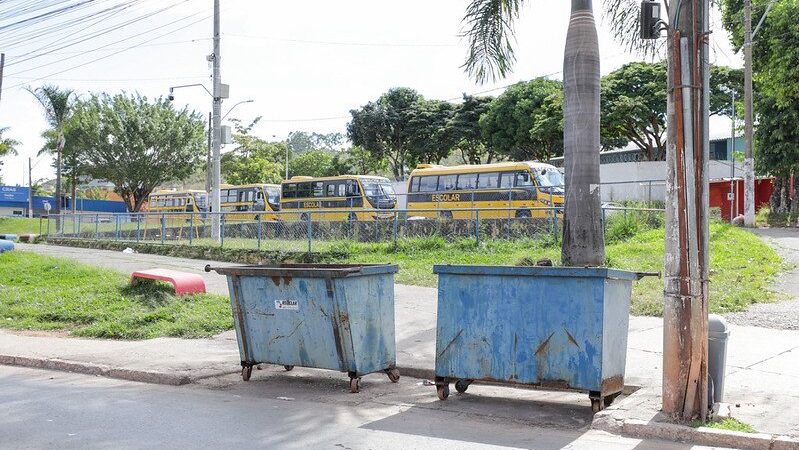 Caçamba na rua: veja as regras para instalar contêineres e caçambas de entulho no DF
