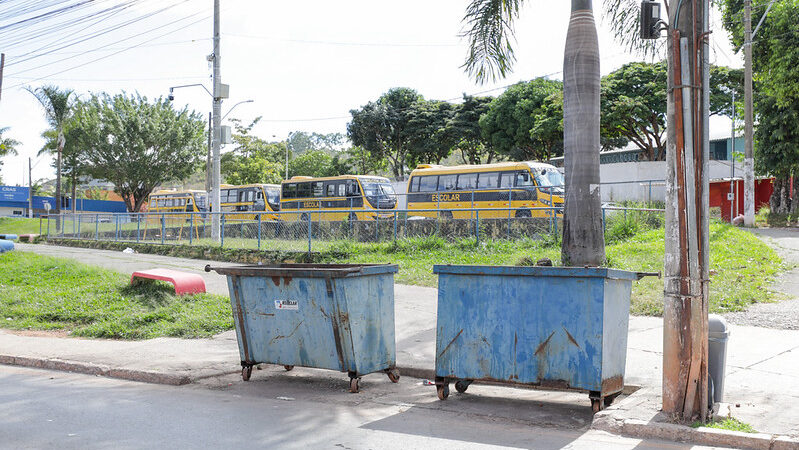 Caçambas e contêineres em vias públicas do DF seguem normas específicas