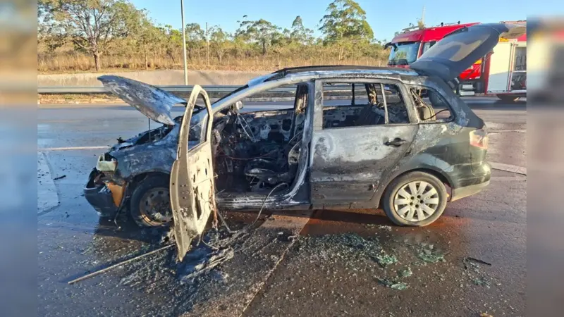 Carro é consumido por chamas e fica destruído em meio a rodovia no DF
