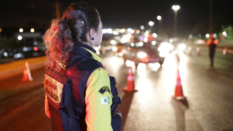 Farol baixo de dia: entenda em quais vias do DF o uso ainda é obrigatório e evite multa