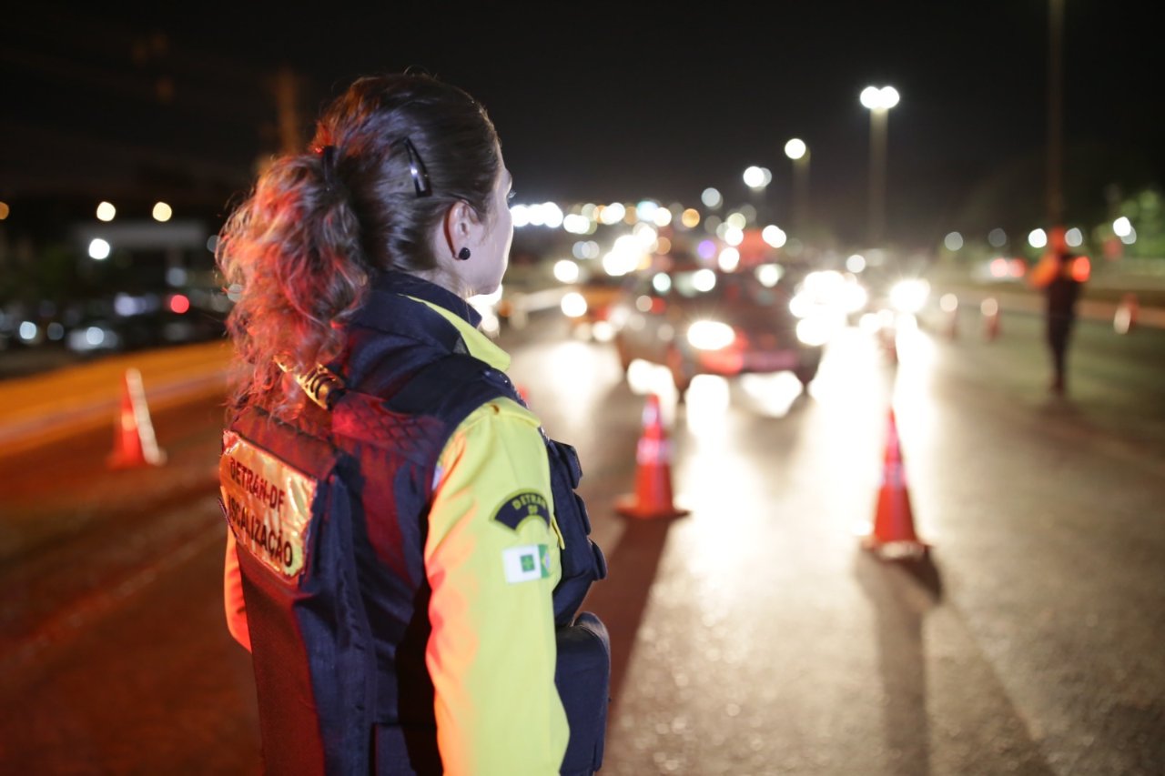 Farol baixo de dia: entenda em quais vias do DF o uso ainda é obrigatório e evite multa