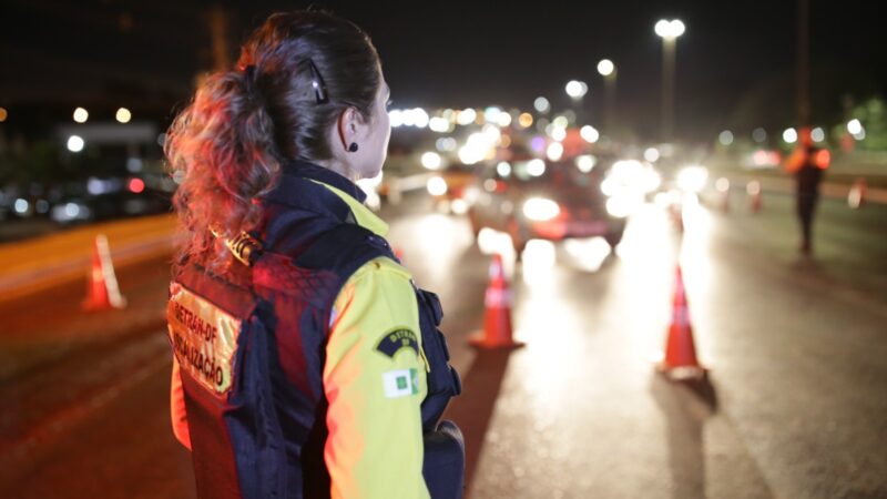 Farol baixo: entenda quando o uso é obrigatório durante o dia