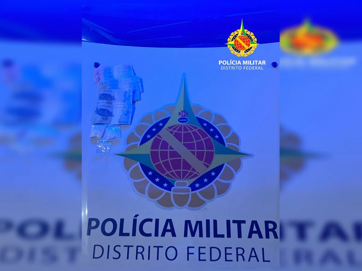 Homem de tornozeleira foge de blitz, joga droga pela janela e é preso