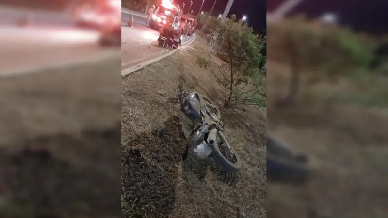 Motociclista morre após perder controle e colidir contra poste no DF