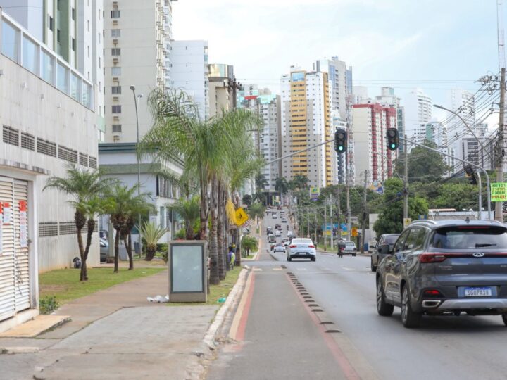Obras na rede de esgoto interrompem trânsito na Avenida das Araucárias, em Águas Claras