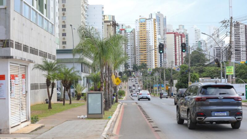 Obras na rede de esgoto interrompem trânsito na Avenida das Araucárias, em Águas Claras