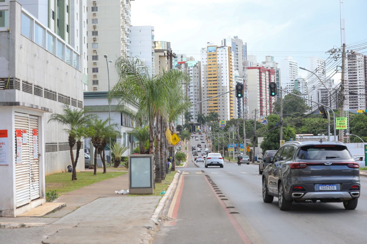 Obras na rede de esgoto interrompem trânsito na Avenida das Araucárias, em Águas Claras